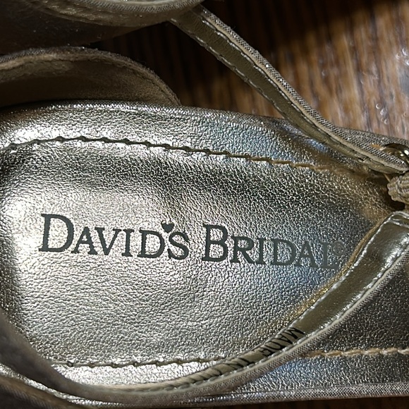 David’s Bridal Nayomi style gold glitter open toe heels. Good condition. Size 9 - Picture 4 of 10
